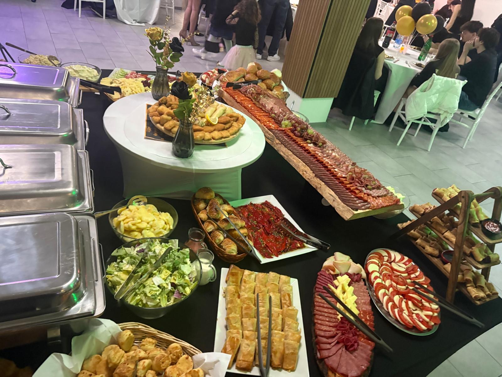 Buffet mit kalten und warmen Spezialitäten
