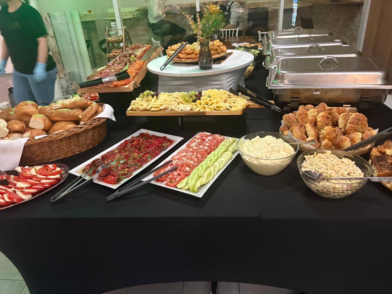 Salate, Käse, Brot und warme Speisen