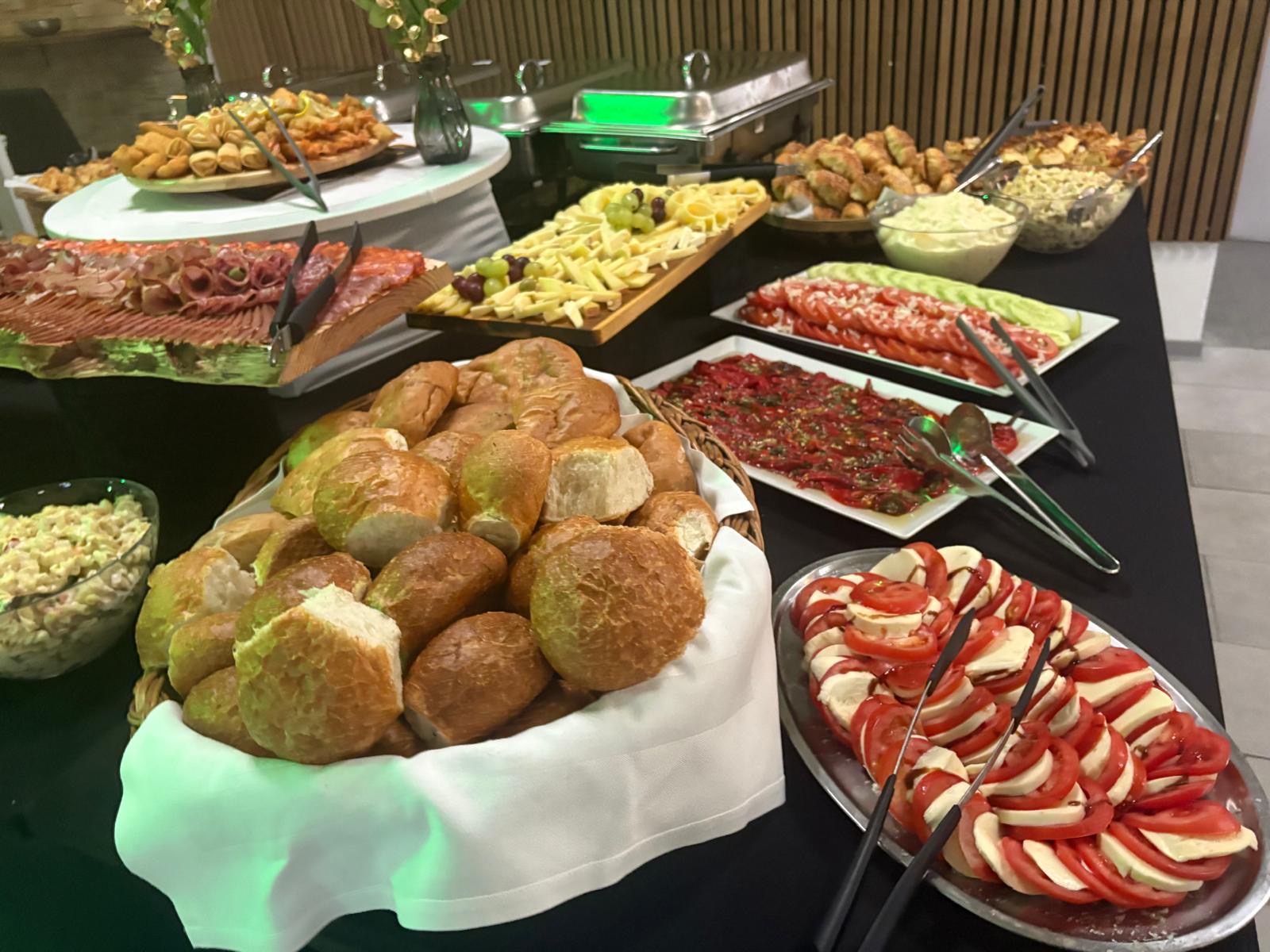 Frische Salate, Käse und Brot
