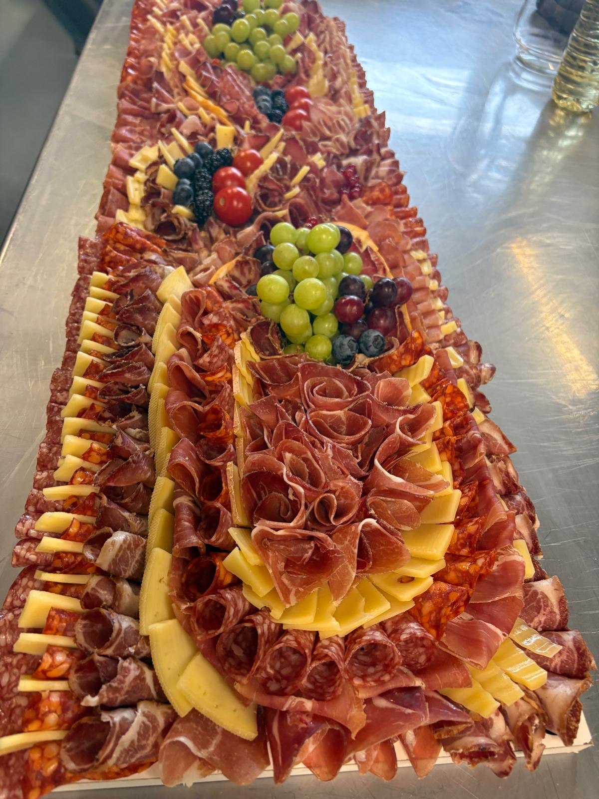 Kalte Balkan-Platte mit Käse und Früchten