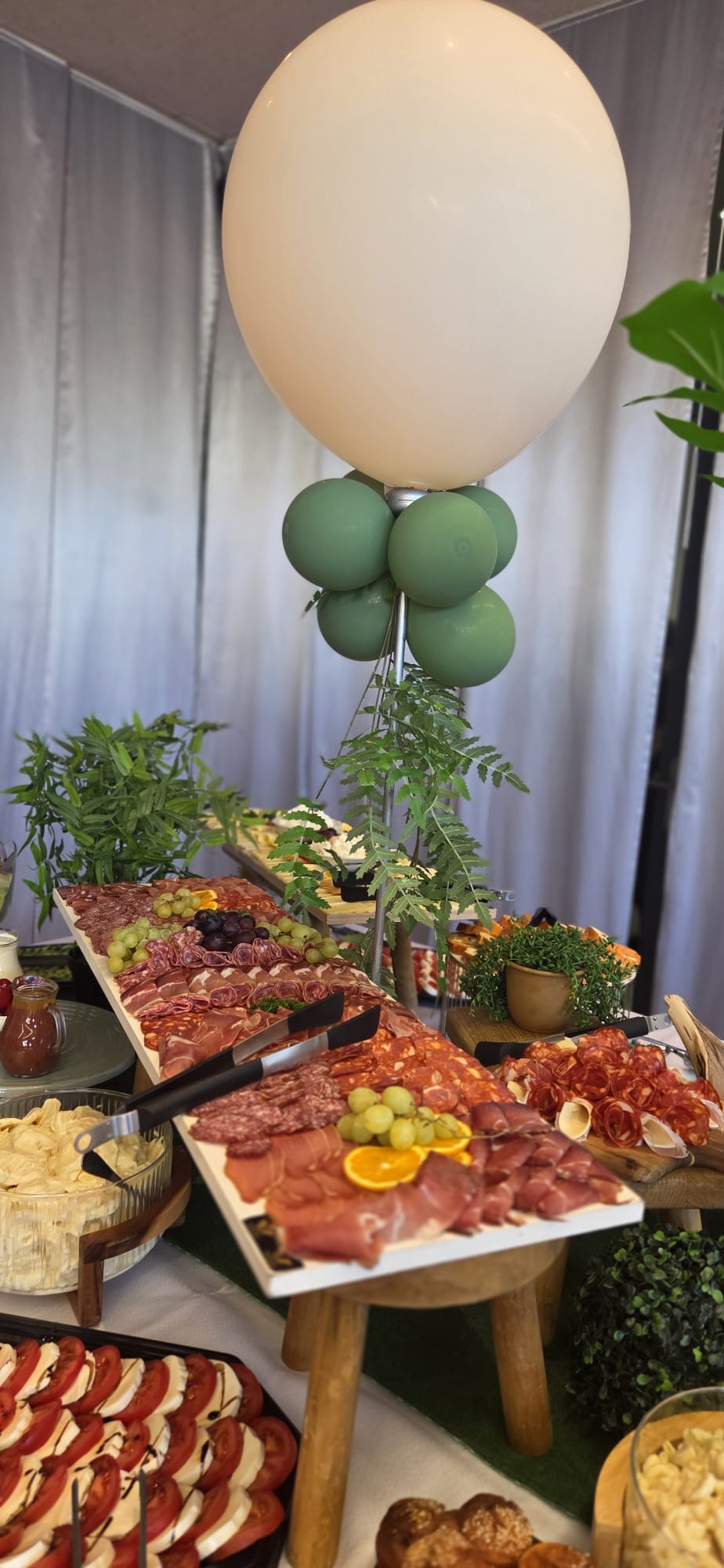 Festliches Buffet mit kalten Platten und Ballondekoration