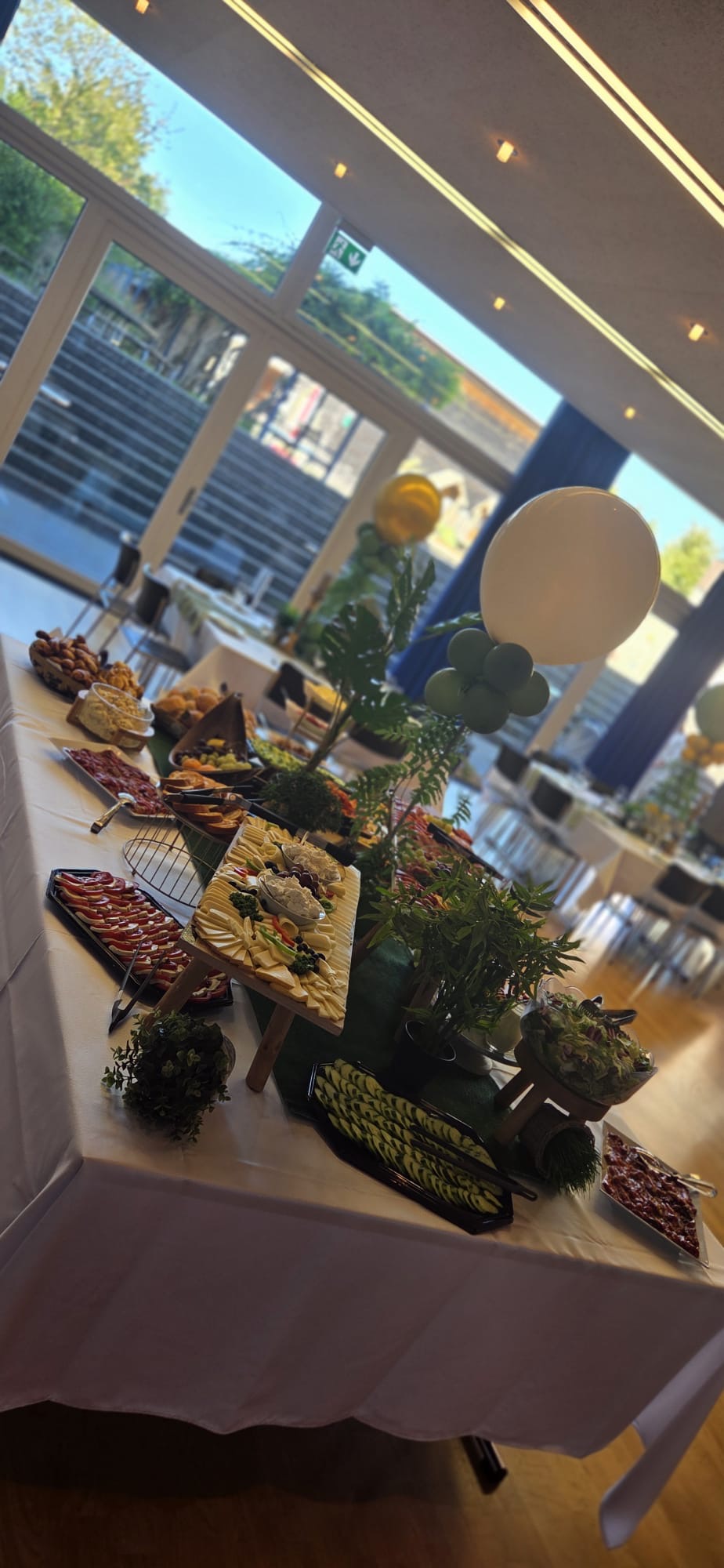 Festlich dekoriertes Buffet im Veranstaltungsraum