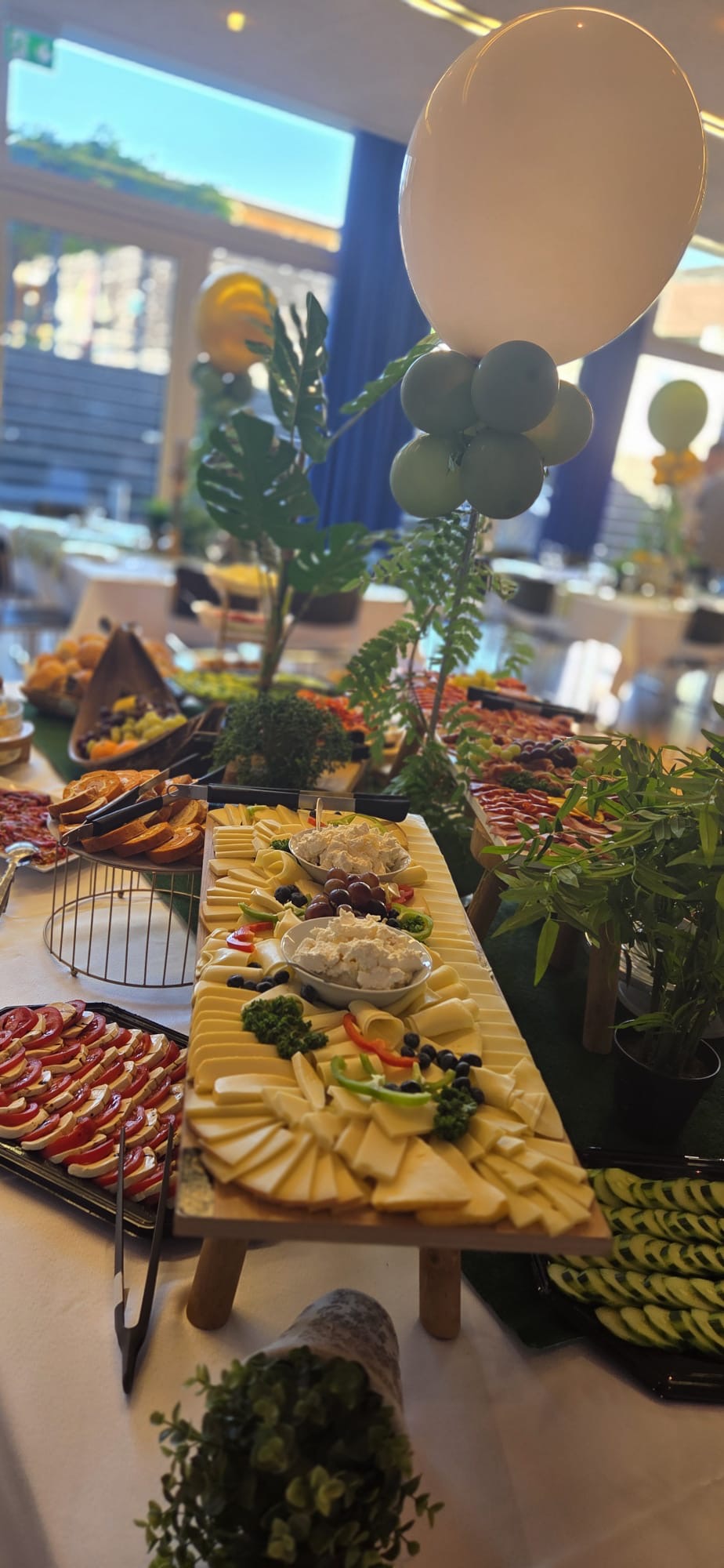 Käseauswahl mit Früchten und Gemüse