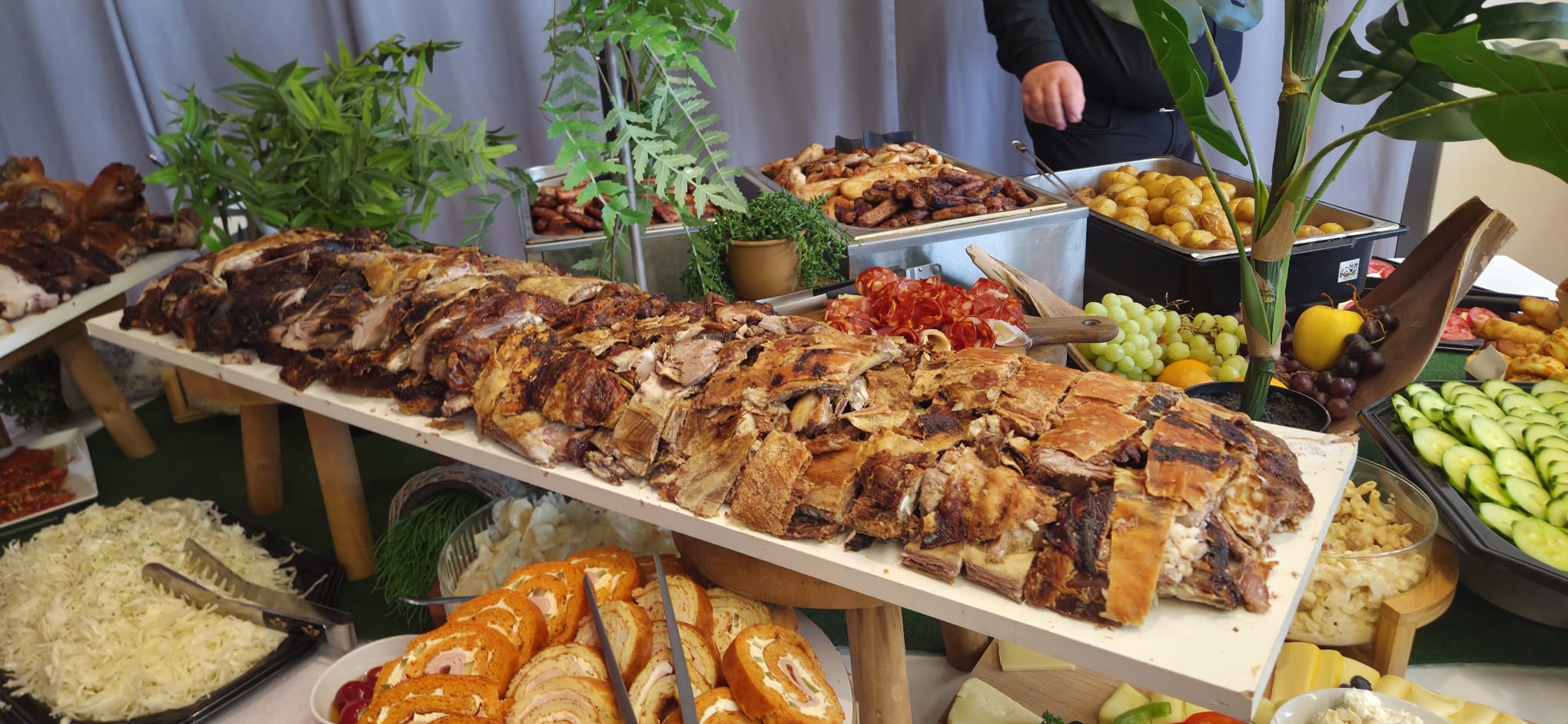 Grosses Bratenbuffet mit warmen Beilagen