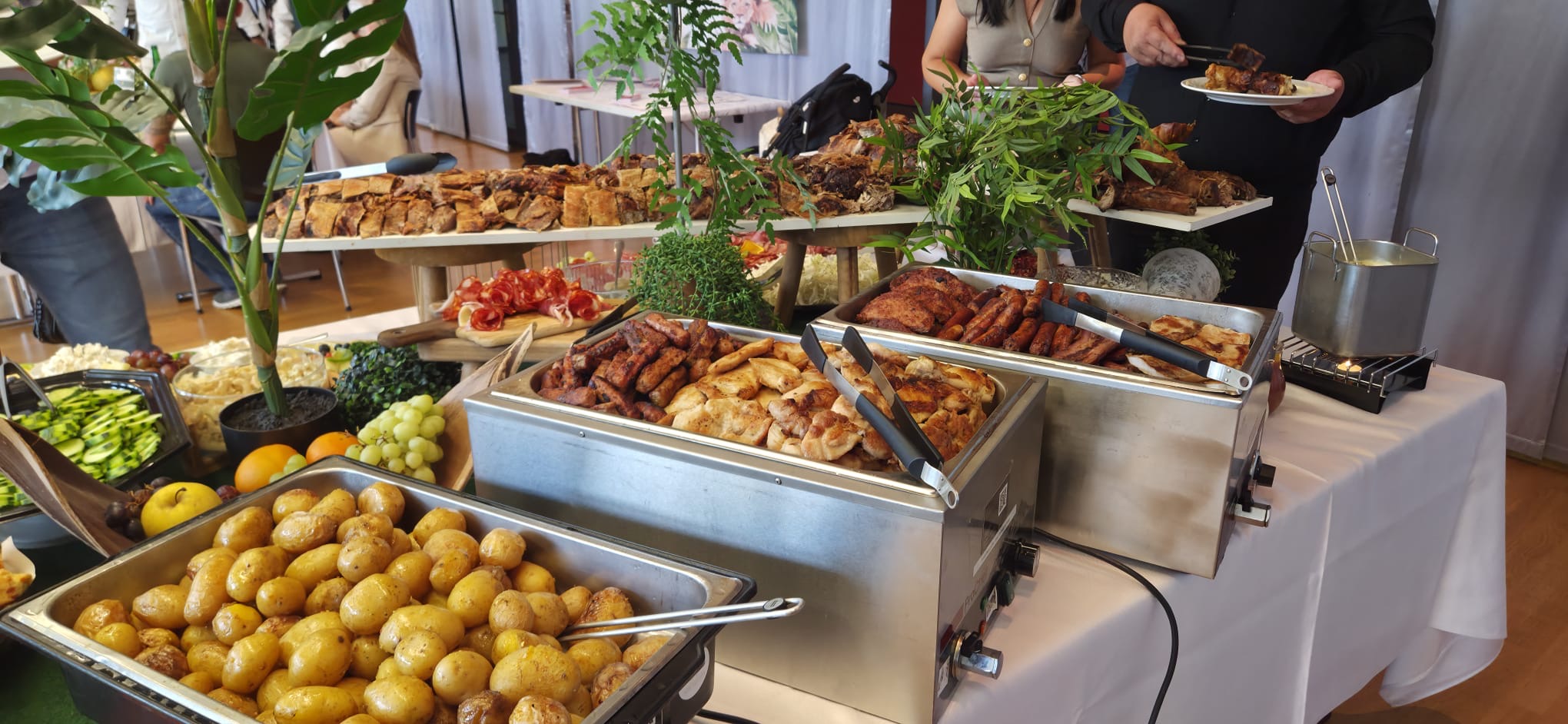 Warmes Buffet mit Grillfleisch und Kartoffeln