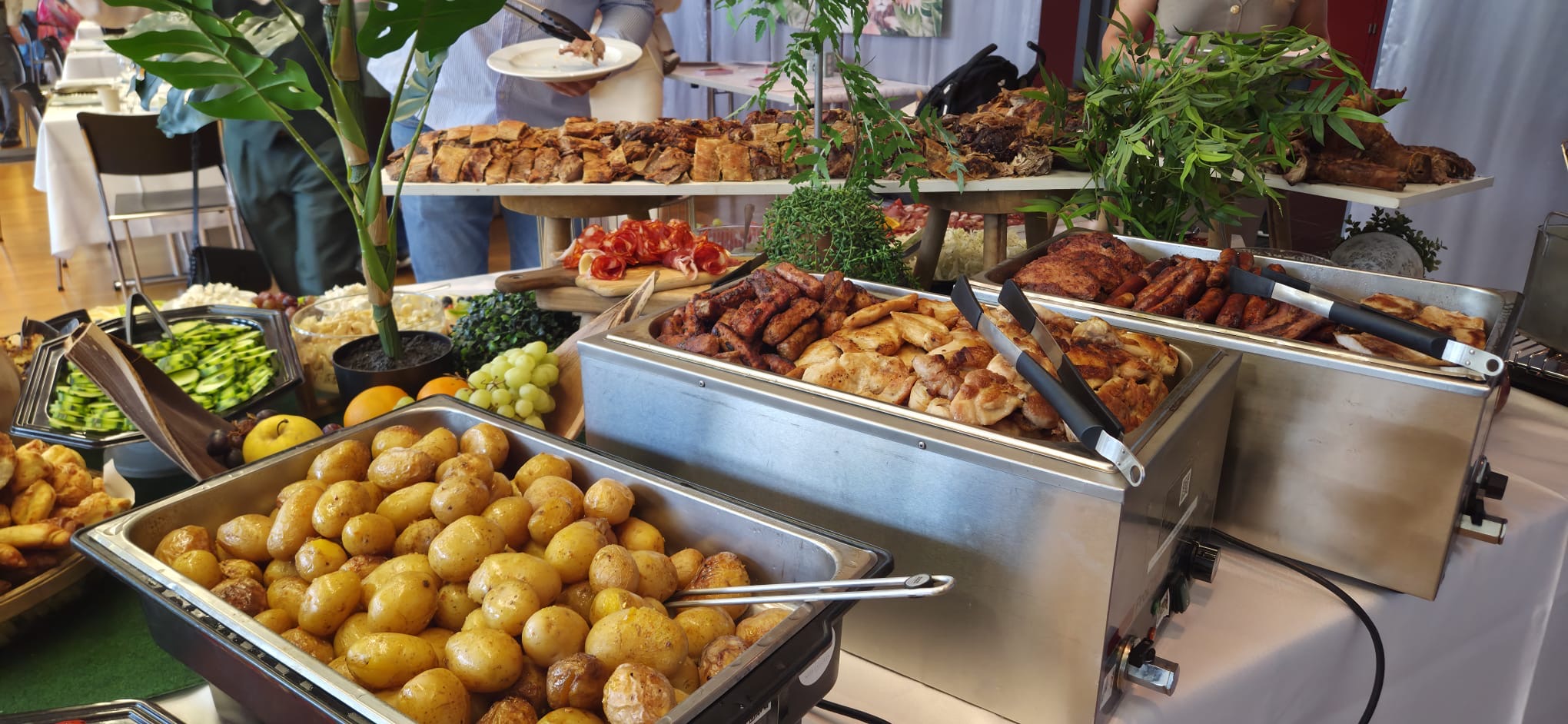 Grillbuffet mit Fleischspezialitäten und Kartoffeln