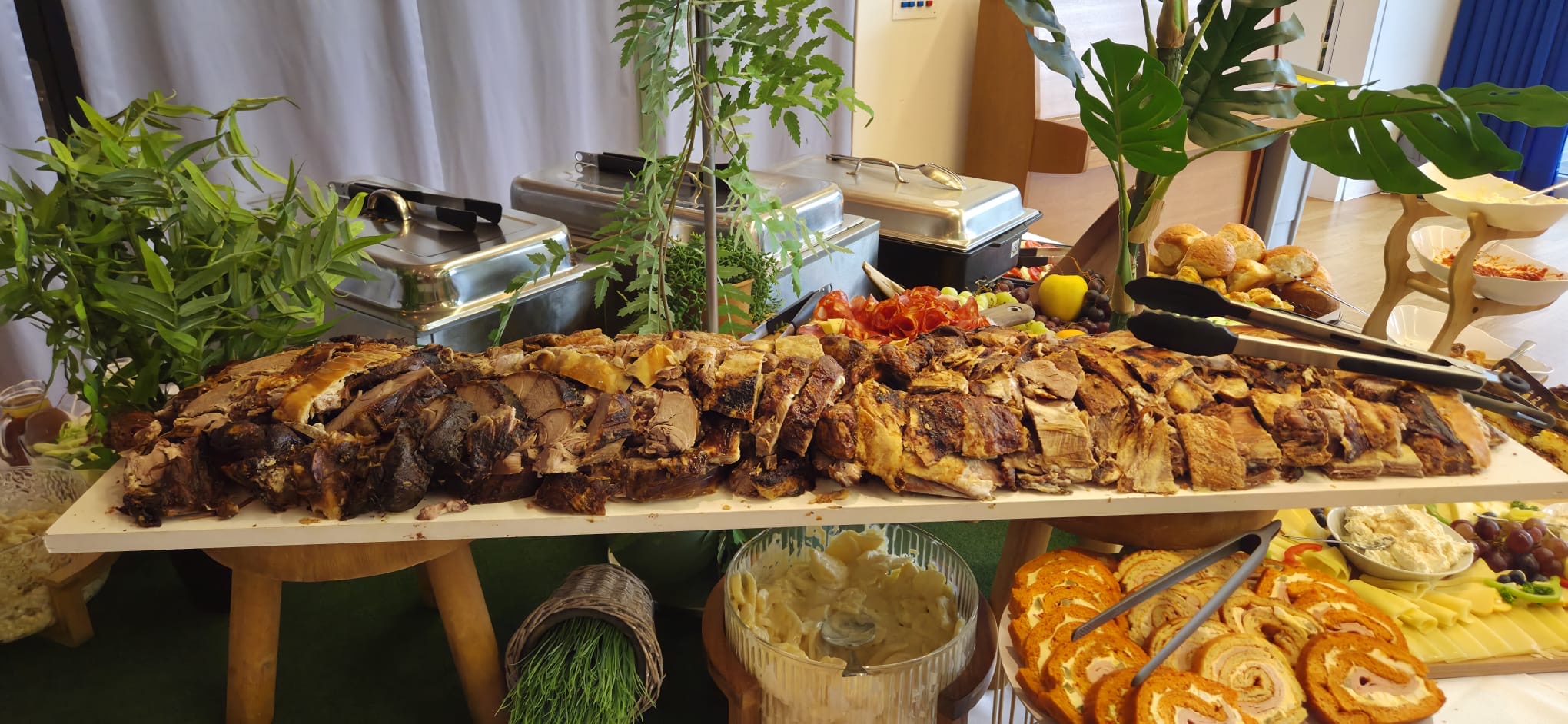 Frisch aufgeschnittener Braten am Buffet