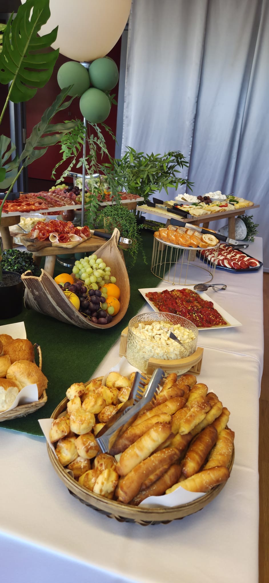 Herzhaftes Gebäck und reichhaltige Buffet-Auswahl