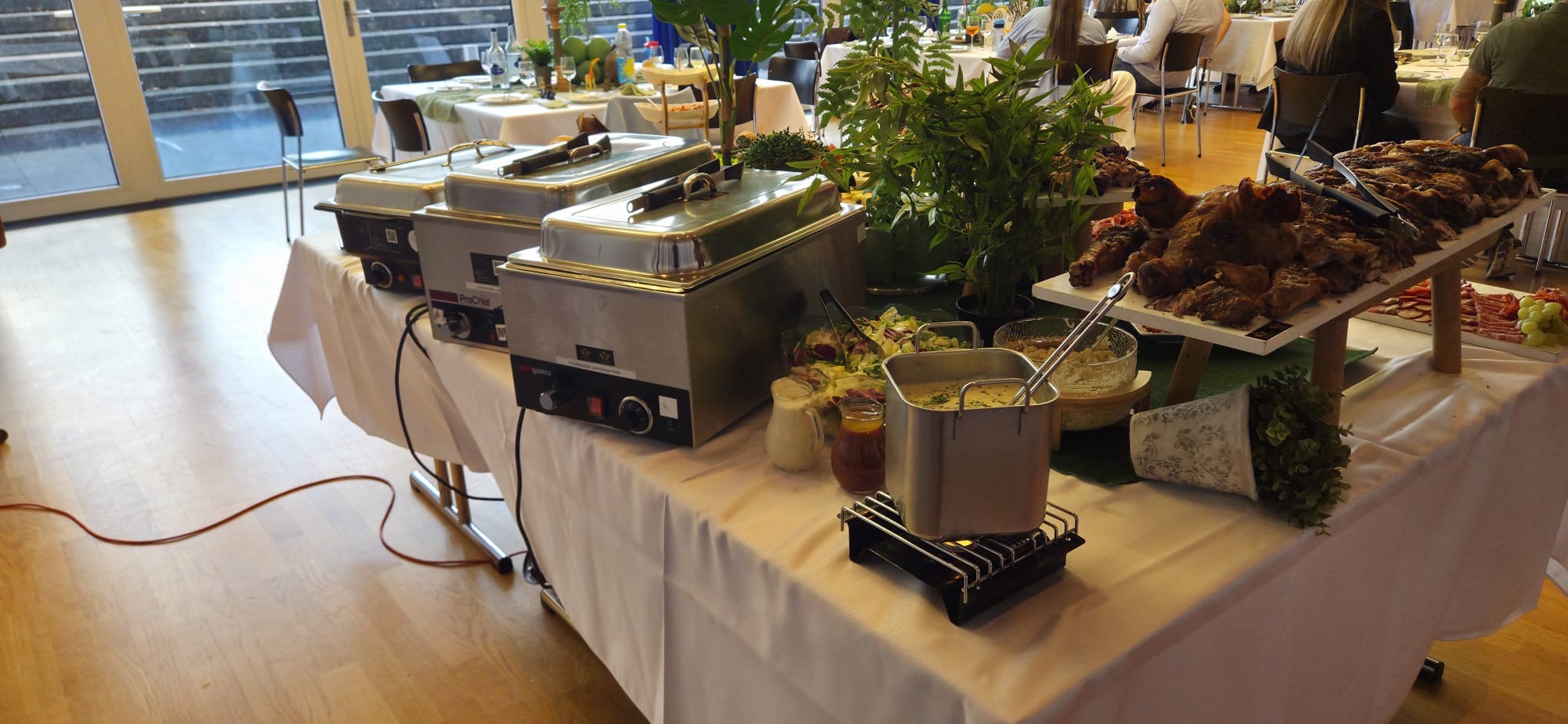 Professionelle Warmhaltestation am Catering-Buffet